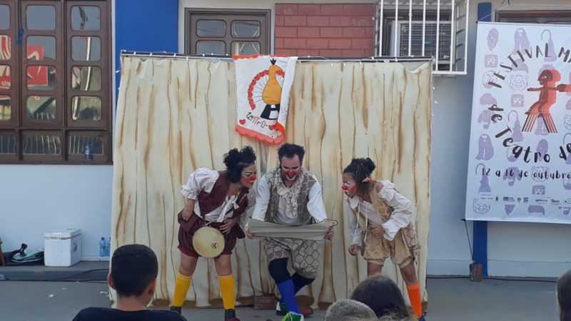 Teatro Ruante: Grupo de artistas faz das ruas e praças o palco de teatro