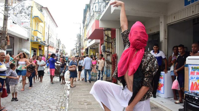 (IN)visibilidade: a arte de provocar o público com o teatro de rua
